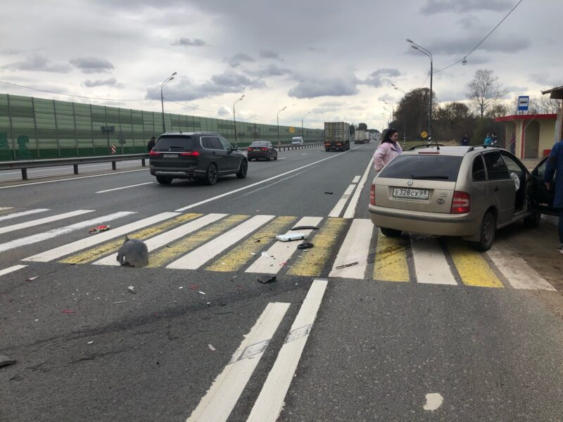 На трассе М-10 произошла авария с участием двух иномарок На трассе М-10 произошла авария с участием двух иномарок