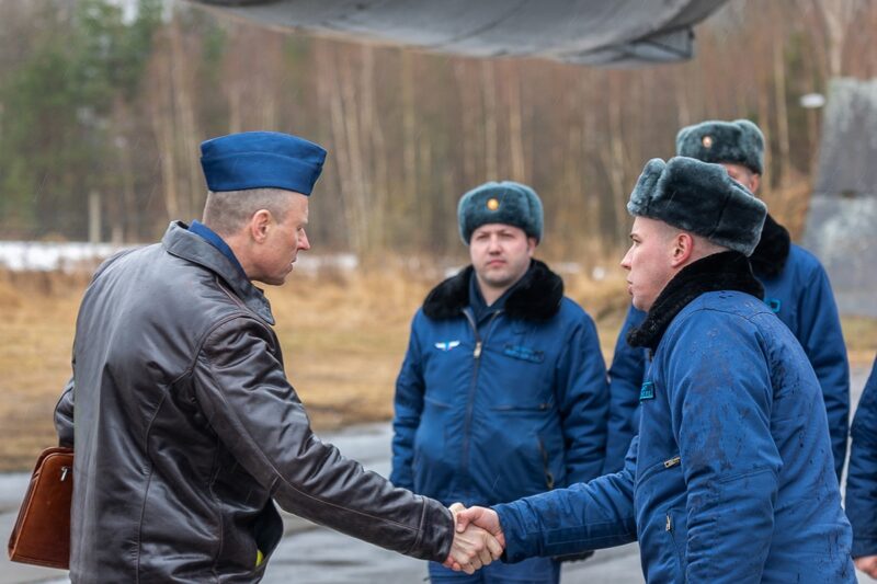 Летчики военно-транспортной авиации провели командирские полеты над тверским аэродромом