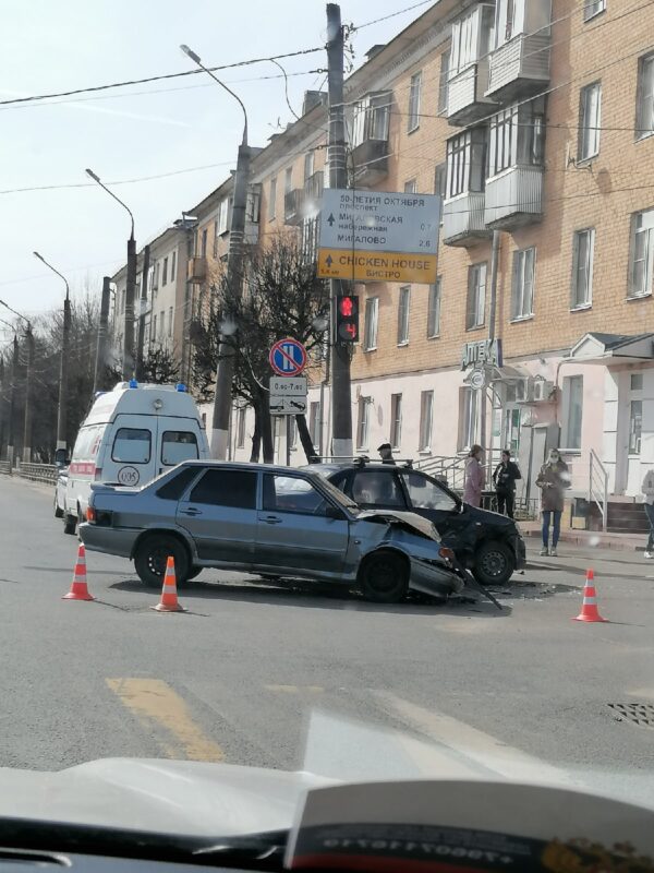 В пролетарском районе Твери столкнулось два автомобиля В пролетарском районе Твери столкнулось два автомобиля