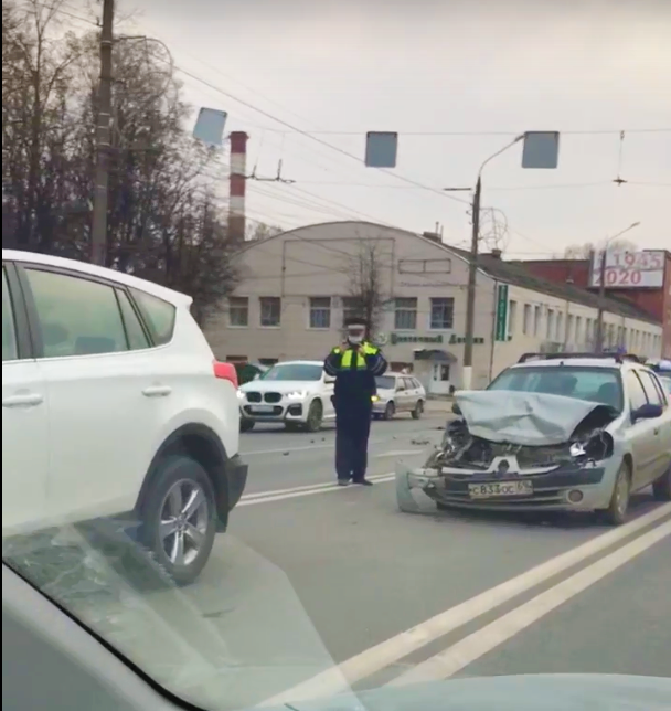 В Пролетарке произошло ДТП с тремя машинами В Пролетарке произошло ДТП с тремя машинами