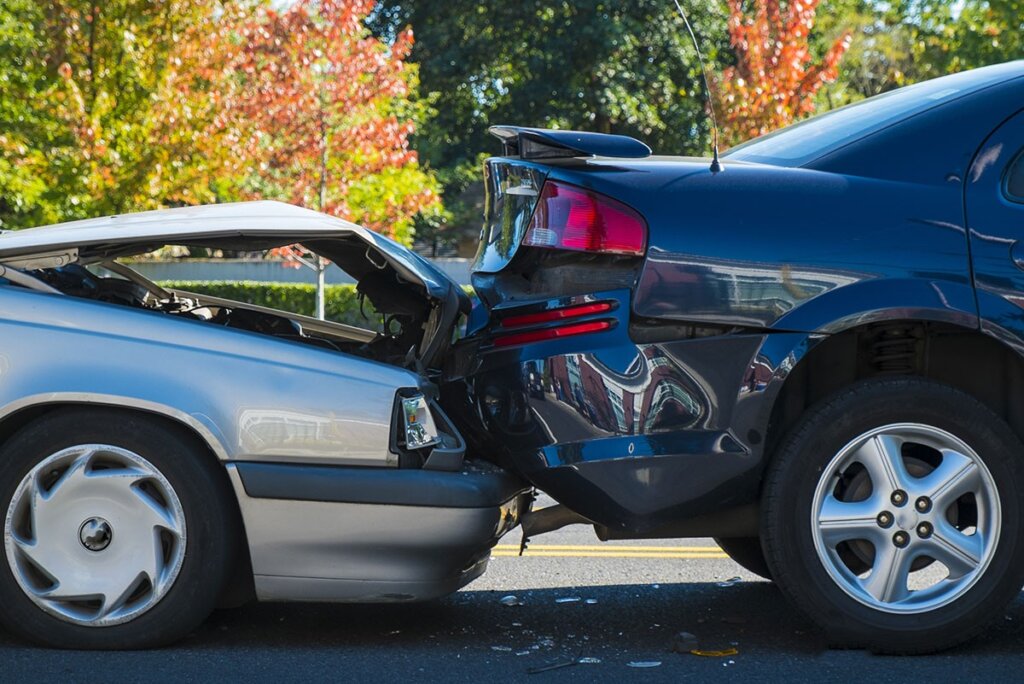 В Твери две иномарки столкнулись лбами