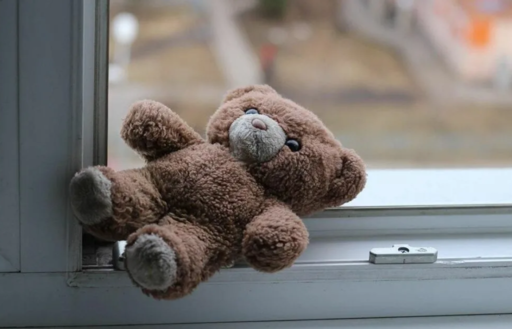 В Кимрах двух девочек доставили в больницу после падения из окна