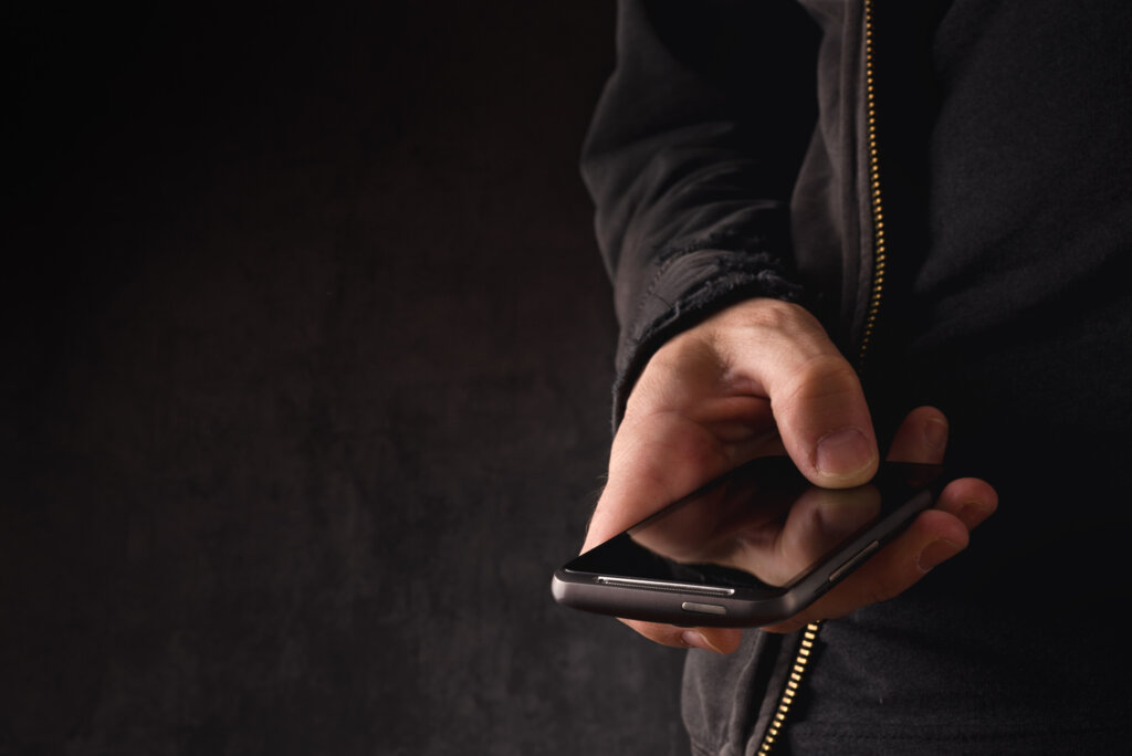 В Твери мужчина украл деньги с найденного на улице телефона