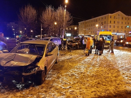 В Твери произошло ДТП с пятью автомобилями В Твери произошло ДТП с пятью автомобилями