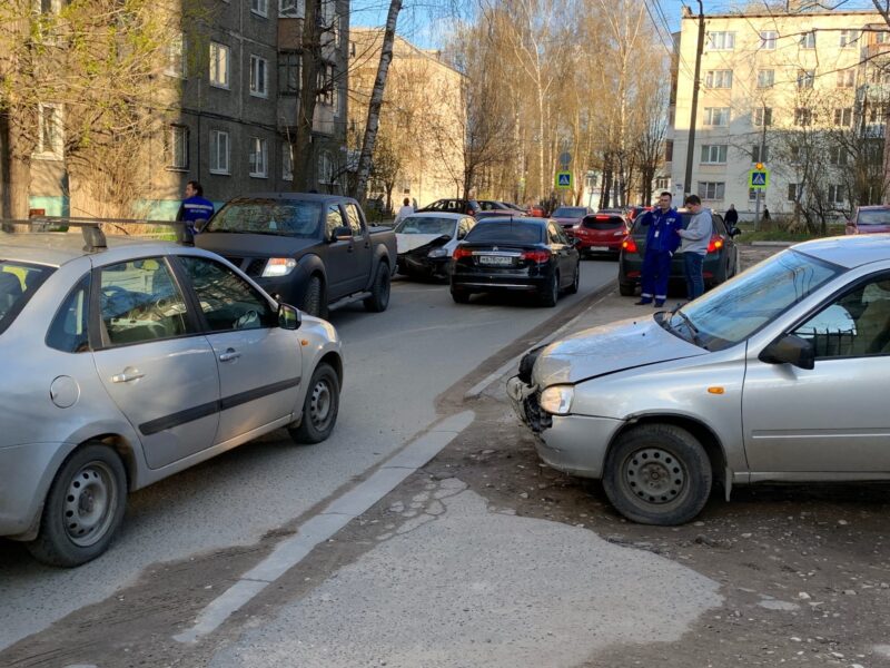 На Спортивном переулке Твери легковая машина врезалась в карету “скорой”