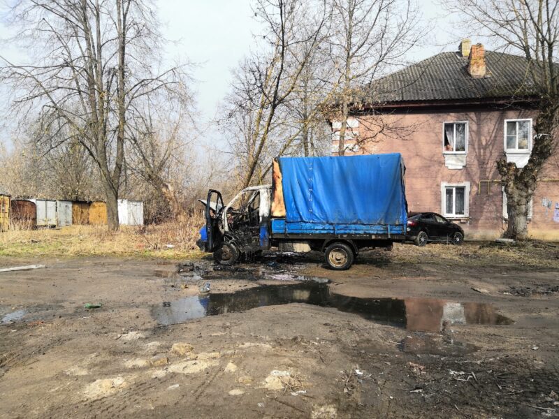 В Пролетарке сгорел автомобиль В Пролетарке сгорел автомобиль