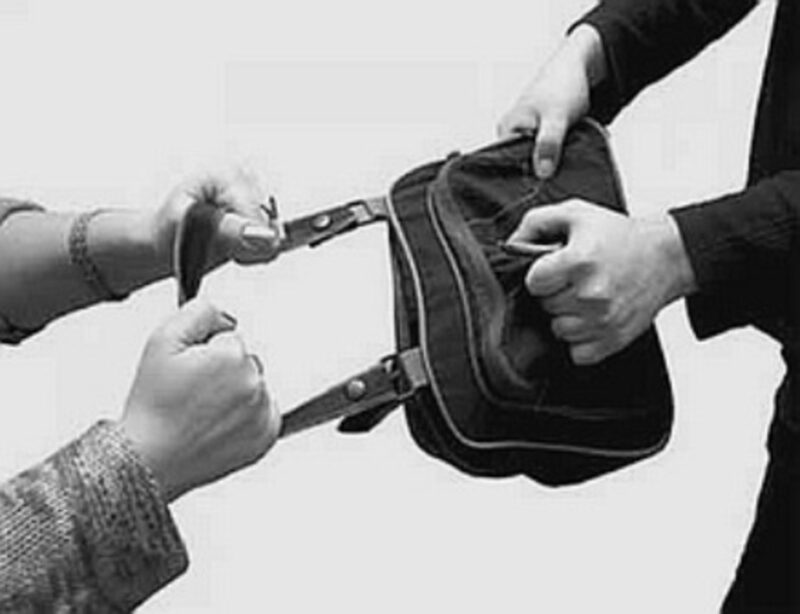 В Тверской области задержан похититель женских сумочек В Тверской области задержан похититель женских сумочек