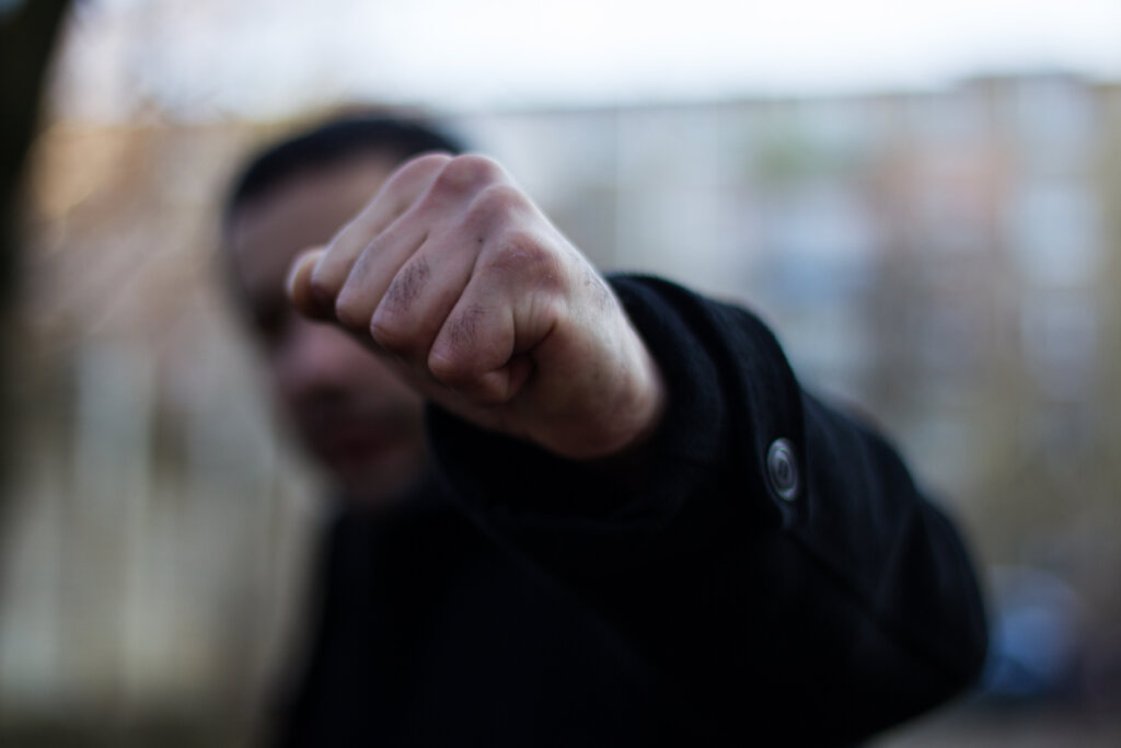 Алкоголь калечит: в Тверской области пьяный мужчина серьезно травмировал собутыльника