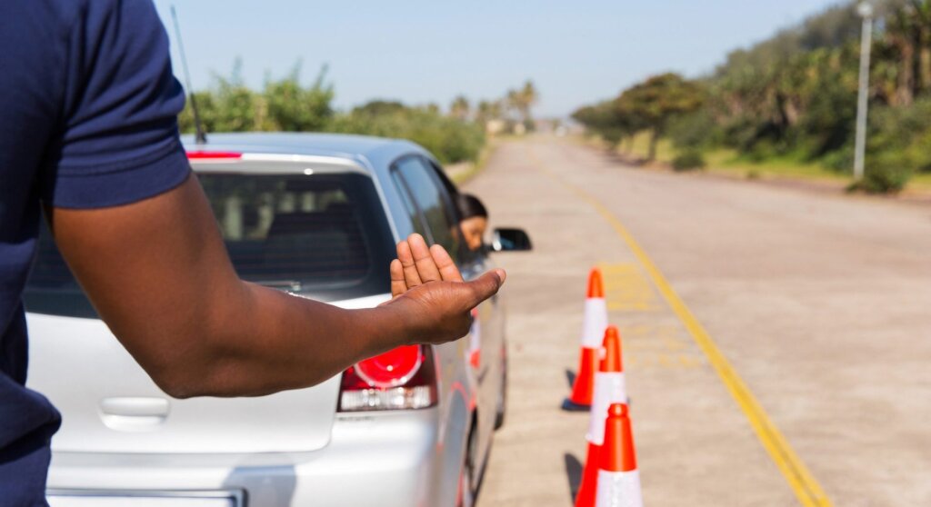 Дал заднюю: в Твери водитель ехал встречной обочине задом наперед