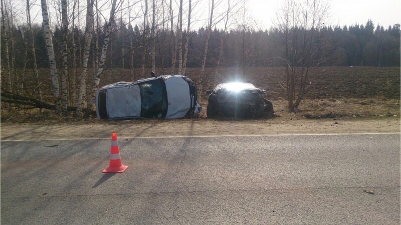 Появились подробности аварии под Кимрами Утром 13 апреля в Кимрском районе столкнулись два автомобиля. Как сообщает портал "Тверские Ведомости", авария произошла по причине совершения маневра обгона обоими водителями автомобилей Рено Меган и Лада Гранта, которые и были участниками аварии. Оба водителя выехали на встречную полосу для совершения обгона и не сумели вовремя его завершить, что и вызвало столкновение и падение в кювет. Водитель Лады госпитализирован.
