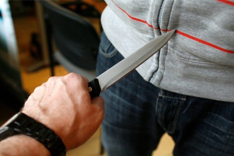 Острая ситуация: в Тверской области девушку будут судить за нападение с ножом В Тверской области мужчина, угрожая ножом, потребовал у москвича крупную сумму денег