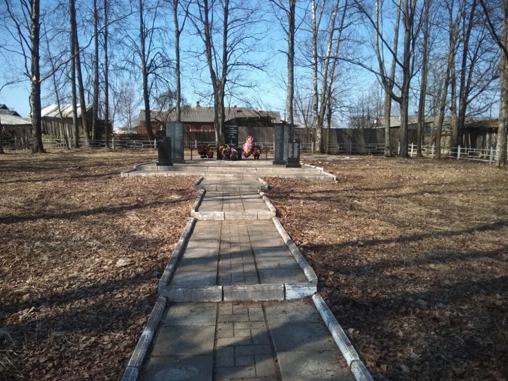 В Нелидово волонтеры убрали памятник