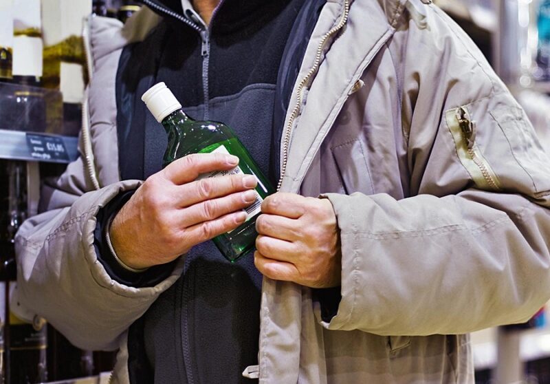 В Вышнем Волочке мужчина украл из магазина В Вышнем Волочке мужчина украл из магазина