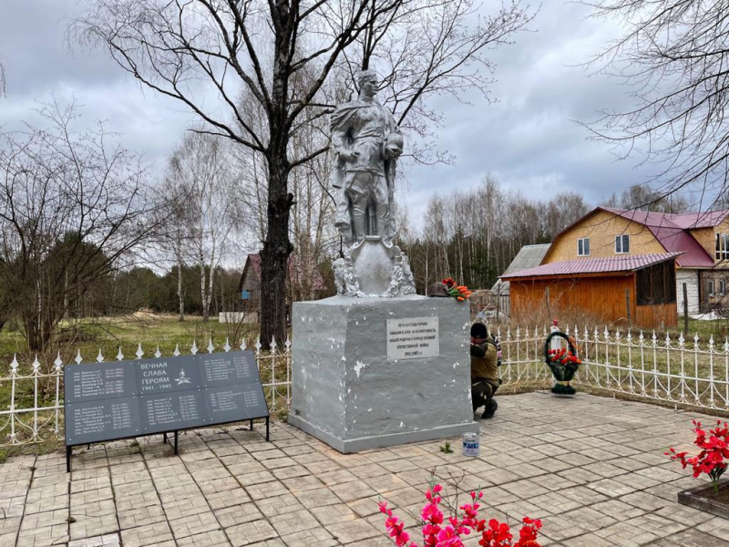 В Старицком районе полицейские благоустроили территорию братской могилы бойцов советской армии в годы ВОВ В Старицком районе полицейские благоустроили территорию братской могилы бойцов советской армии в годы ВОВ