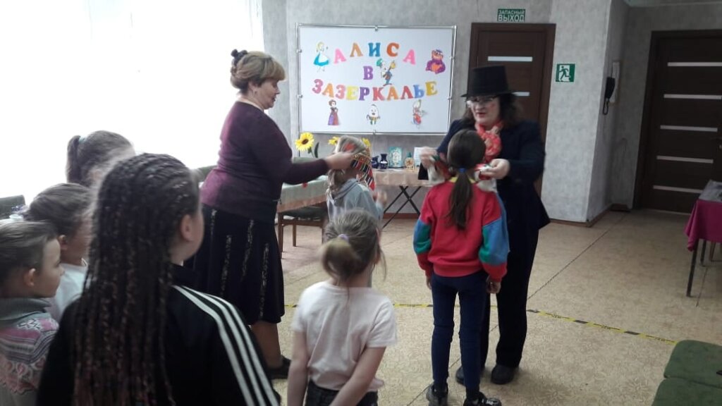 В Ржевском районе отметили годовщину публикации книги Льюиса Кэрролла