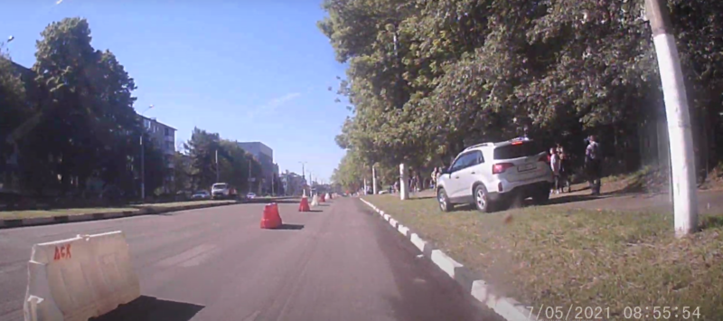 В Твери водитель автомобиля ехал по тротуару, по которому шли люди В Твери водитель автомобиля ехал по тротуару, по которому шли люди
