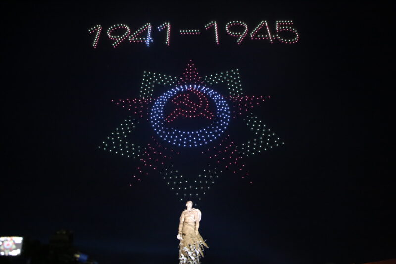 В честь Дня Победы над Ржевским мемориалом Советскому солдату запустили тысячу беспилотников