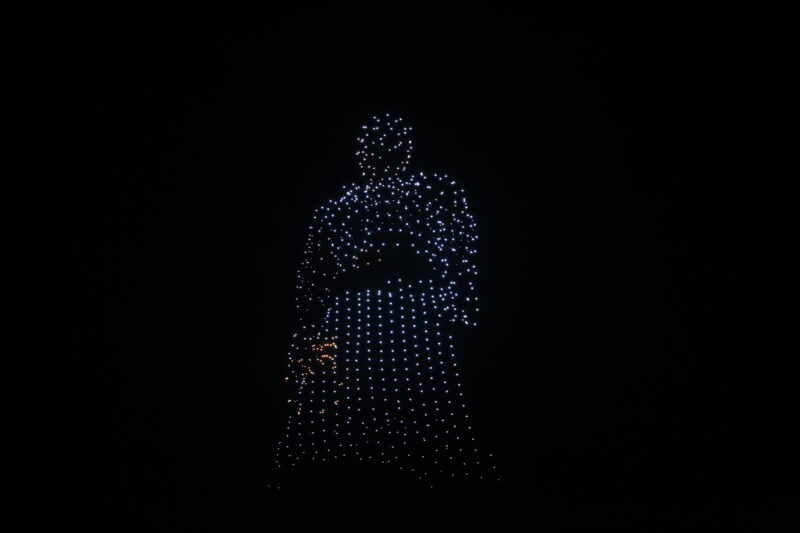 В честь Дня Победы над Ржевским мемориалом Советскому солдату запустили тысячу беспилотников