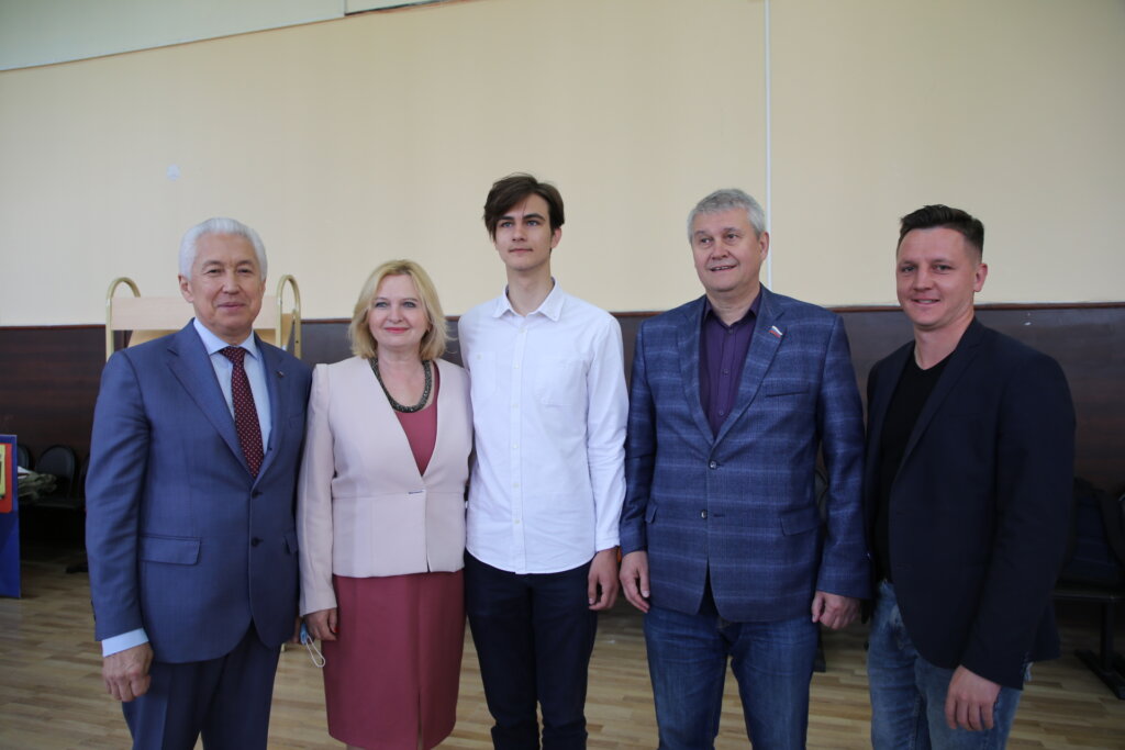 Владимир Васильев посетил участок предварительного голосования в школе №34