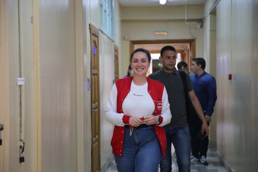 Юлия Саранова вместе с братом пришла на участок для голосования