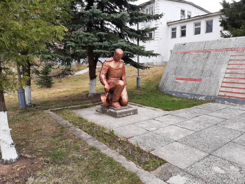 В Кимрском районе полицейские убрали территории памятника Великой Отечественной войны В Кимрском районе полицейские убрали территории памятника Великой Отечественной войны
