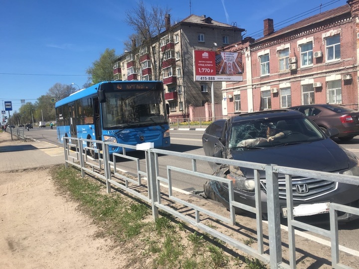 В Твери легковушка не смогла обогнать автобус, стоящий на остановке В Твери легковушка не смогла обогнать автобус, стоящий на остановке