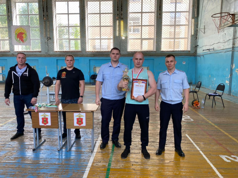 Сотрудники правоохранительных органов из Тверской области посоревновались в жиме штанги лёжа