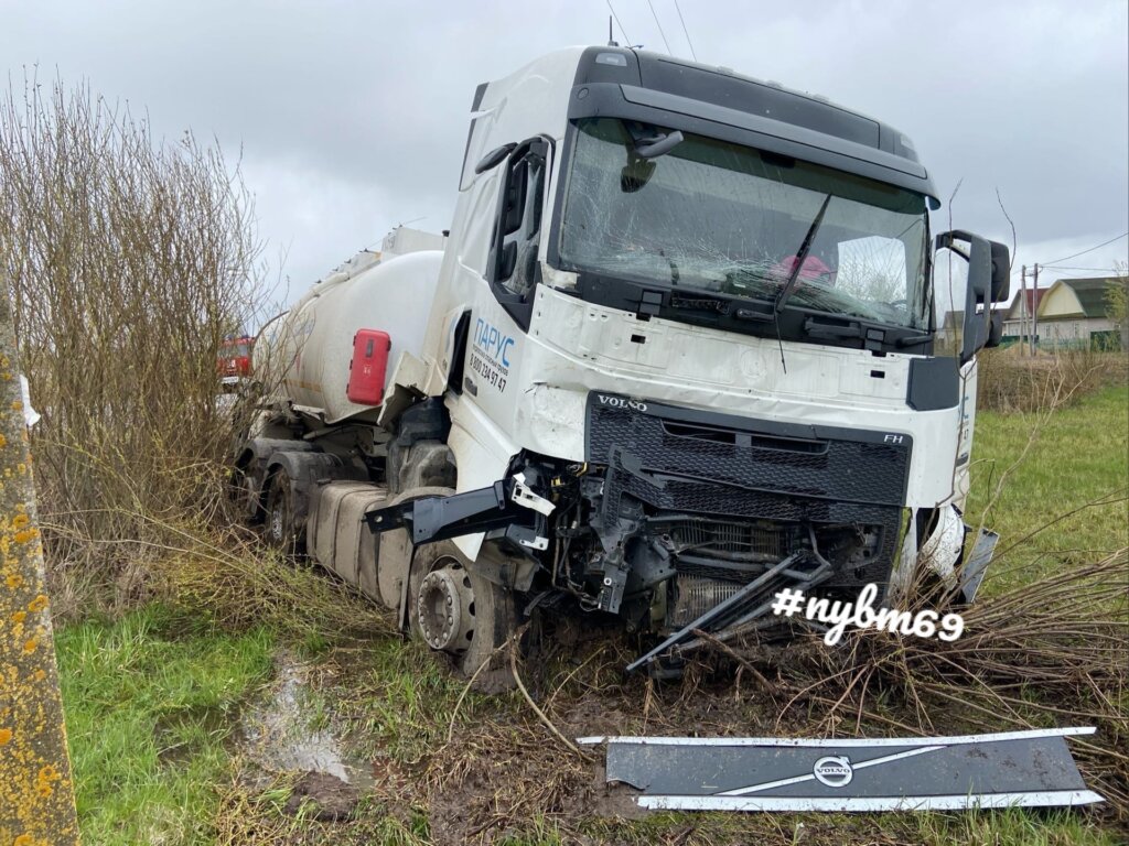 Бензовоз опрокинул экскаватор в Тверской области