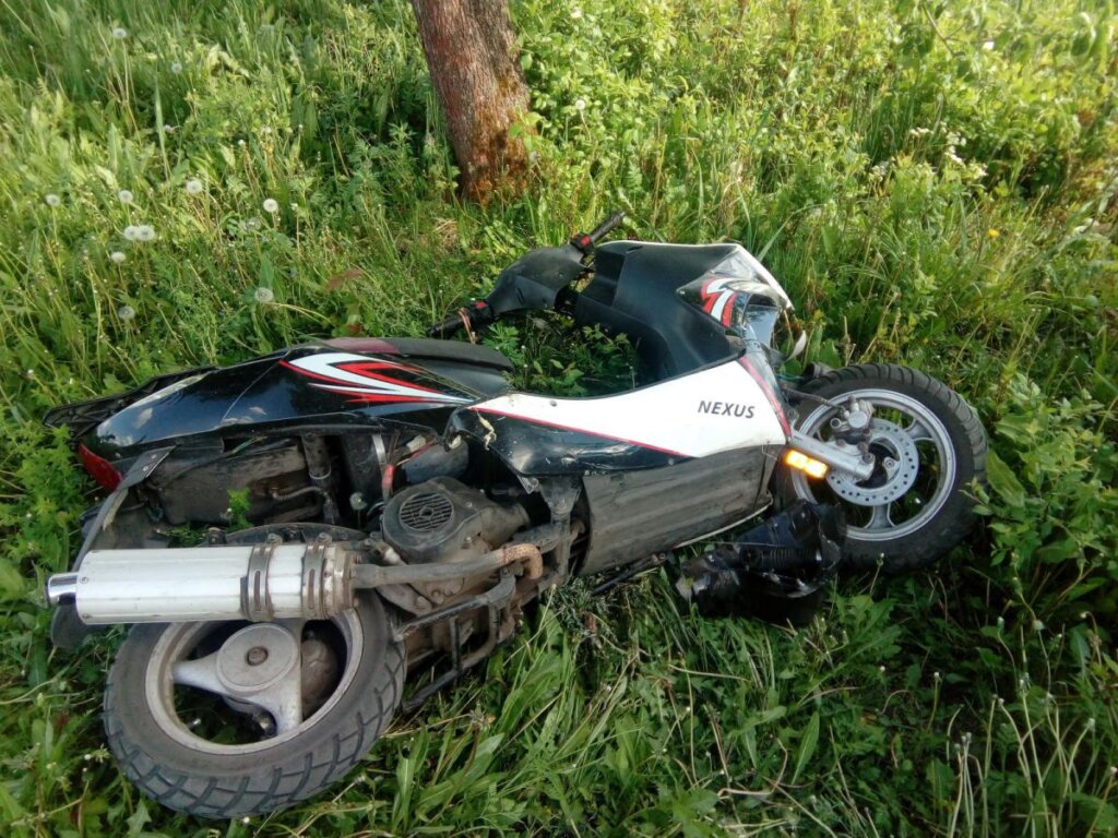 В Тверской области юный водитель скутера слетел с дороги в кювет