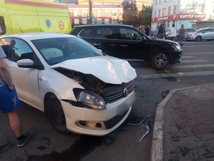 В Твери на проспекте Калинина столкнулись два автомобиля В Твери на проспекте Калинина столкнулись два автомобиля
