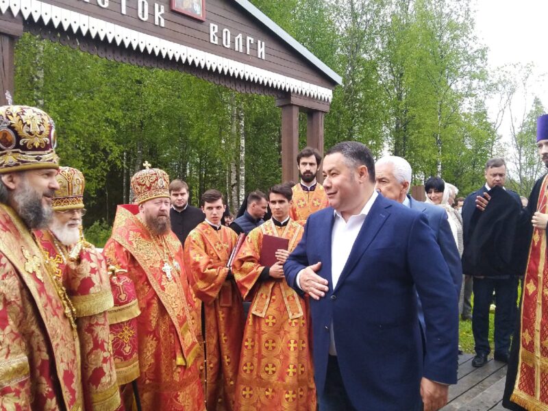 От истока Волги в Тверской области прошёл 22-й Волжский Крестный ход 29 мая от истока реки Волги в Тверской области начался XXII Волжский Крестный ход, посвящённый 500-летию обретения мощей святого преподобного Макария Калязинского. В торжественном открытии Крестного хода приняли участие Губернатор Игорь Руденя, советник Президента Российской Федерации Владимир Васильев, митрополит Виктор, митрополит Смоленский и Дорогобужский Исидор, жители и гости Верхневолжья. XXII Волжский Крестный ход начался с божественной литургии в Спасо-Преображенском соборе в Волговерховье, которую провел митрополит Тверской и Кашинский Амвросий. Затем его участники проследовали к истоку реки Волги, где прошел чин малого водоосвящения. В полдень состоялось торжественное открытие XXII Волжского Крестного хода. Его участников поприветствовал Губернатор Игорь Руденя. «Уже много лет Волжский Крестный ход объединяет людей разных поколений верностью духовным традициям нашего народа. Это значимое событие напоминает нам о том, что мы живём и трудимся на великой земле – колыбели русской реки Волги. В этом году Большой Волжский Крестный ход посвящён 500-летию обретения мощей святого преподобного Макария Калязинского. Святой внёс неоценимый вклад в укрепление православия, духовное воспитание нашего народа», – сказал Игорь Руденя. «Значение подвигов людей, которые жили до нас, очень велико для современников. Вспоминая святых, мы можем сделать для себя важные открытия – о предназначении человека, о том, как быть цельным и стойким к превратностям мира», – обратился к паломникам митрополит Амвросий. «Волжский Крестный ход вновь и вновь объединяет людей, наполняет их верой. Сегодняшнее событие показывает, что мы вместе как единый народ можем добиться очень многого», – отметил Владимир Васильев. У истока Волги состоялся концерт с участием творческих коллективов из Тверской области и Москвы, в том числе мужского хора «Пересвет» и ансамбля колокольной музыки «Колокола России». Затем паломники отправились в путь. С 29 по 31 мая они следуют до Нило-Столобенской пустыни и Осташкова. Волжский Крестный ход будет проходить по территориям 11 муниципалитетов Тверской области и городу Дубна Московской области. Часть маршрута паломники преодолеют по воде. 6 июня участники Волжского Крестного хода прибудут в Кашин. Оттуда вместе с паломниками Крестного хода в честь празднования 500-летия обретения мощей святого преподобного Макария Калязинского пройдут «Макарьевой тропой» и повторят путь, который, согласно преданиям, в древние времена преодолевал сам тверской святой. Завершится событие 8 июня в Калязине. История Волжского Крестного хода берёт начало с 1999 года. Тогда в преддверии 2000-летия Рождества Христова по благословению Патриарха Московского и всея Руси Алексия II 20 июня от истока Волги начался Крестный ход по водам трех великих рек: Волги, Днепра и Западной Двины. В 2000 году традиция освящения истока реки Волги и начало Волжского Крестного хода были объединены в один праздник. В 2017 году исток Волги освятил Патриарх Московский и всея Руси Кирилл. Волжский Крестный ход был посвящен 350-летию обретения мощей святого преподобного Нила Столобенского. Юбилейный XX Волжский Крестный ход в 2018 году охватил 24 муниципалитета региона и объединил сразу три памятные даты: 700-летие подвига святого благоверного князя Михаила Тверского, 650-летие со дня преставления святой благоверной княгини Анны Кашинской и 100-летие со дня мученической кончины Царственных страстотерпцев. В 2019 году крестный ход прошёл в честь 200-летия обретения мощей благоверной княгини (мученицы) Иулиании Вяземской и Новоторжской. В 2020 году из-за эпидемиологической обстановки Волжский Крестный ход не проводился.