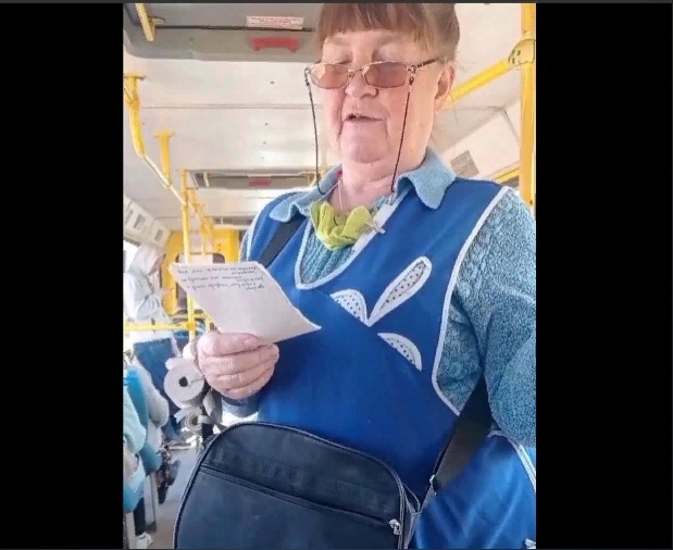 В Тверской области женщина-кондуктор читает смешные частушки В Тверской области женщина-кондуктор читает смешные частушки