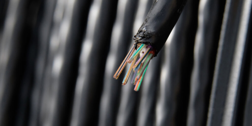 В полицию Кашина с заявлением о краже обратился заместитель директора одного из предприятий. Как оказалось, с одной из территории, принадлежащей фирме, украли 170 метров электрического кабеля. Материальный ущерб составил 54 тысячи рублей. Инцидент произошел в поселке Кесова Гора, куда незамедлительно для разбирательства прибыла полиция.  Проведя необходимые процедуры, полицейские установили личность подозреваемого. Им оказался 26-летний местный житель. Известно, что мужчина целенаправленно проник на территорию предприятия, перебравшись через забор. Затем, он разбил стекло в одном из зданий фабрики и проник внутрь. В помещении он обнаружил кабель, отрубив от него топором неопределенное количество материала, мужчина скрылся. После проделанной "работы" похититель сдал провод в пункт приема металла и выручил примерно 4 тысячи рублей.  Против похитителя возбуждено уголовное дело по статье "Кража". Расследование и уточнение подробностей все еще продолжаются, сообщает пресс-служба УМВД России по Тверской области.