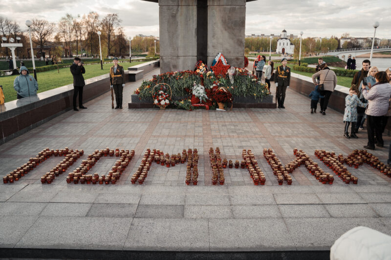 У Обелиска Победы в Твери прошла патриотическая акция «Молодёжь помнит» У Обелиска Победы в Твери прошла патриотическая акция «Молодёжь помнит»