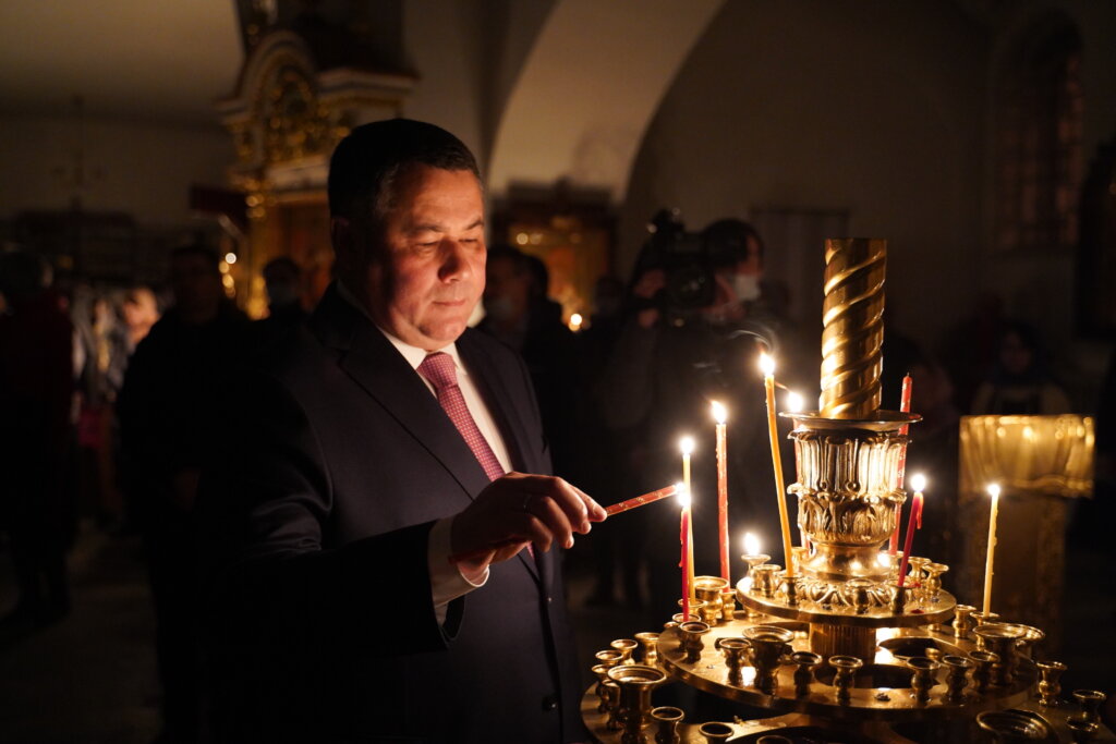 Губернатор на Пасхальном богослужении: подборка лучших фото за пять лет