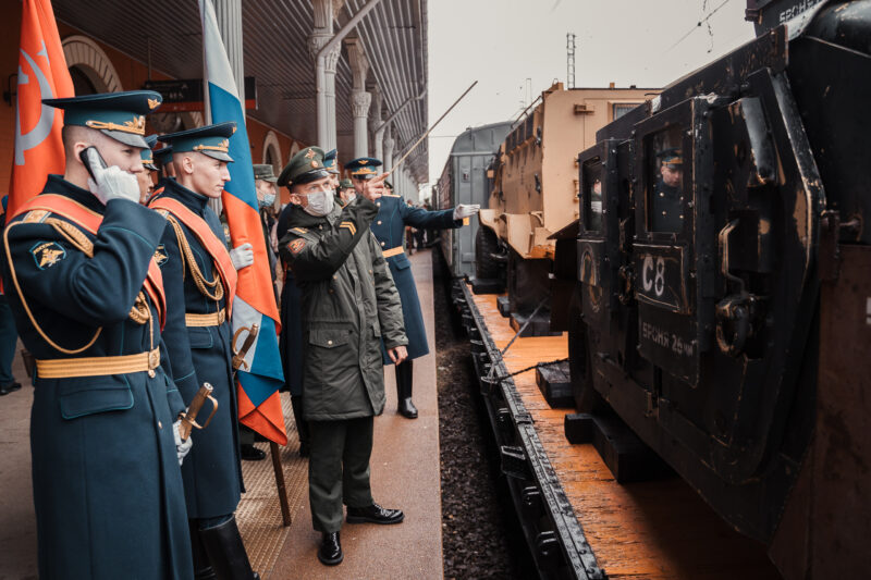 В Тверь приехал экскурсионный поезд с новейшей военной техникой В Тверь приехал экскурсионный поезд с новейшей военной техникой