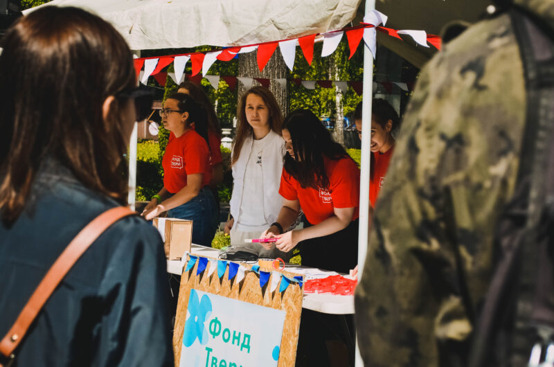 Площадь добра: волонтеры устроили фестиваль благотворительности в горсаду