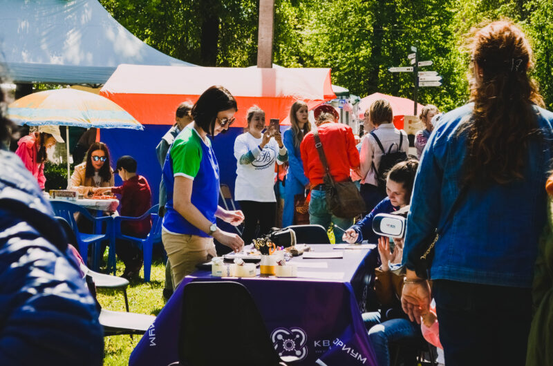 Площадь добра: волонтеры устроили фестиваль благотворительности в горсаду
