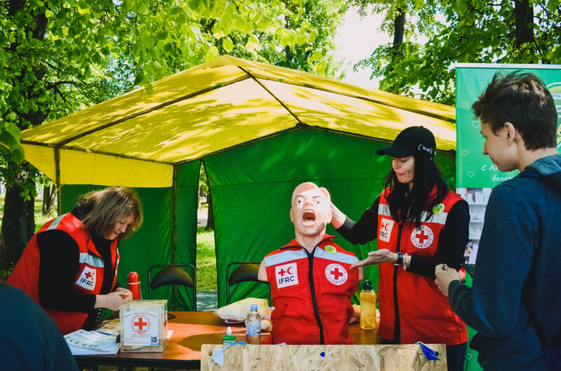 Площадь добра: волонтеры устроили фестиваль благотворительности в горсаду