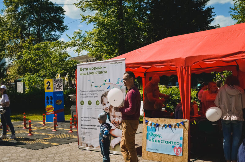 Площадь добра: волонтеры устроили фестиваль благотворительности в горсаду