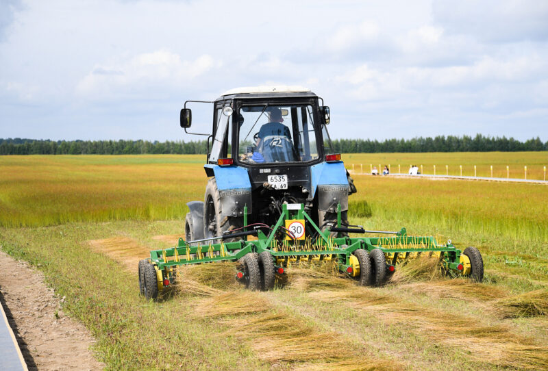Льносеющие предприятия Тверской области получат господдержку на приобретение техники в увеличенном размере
