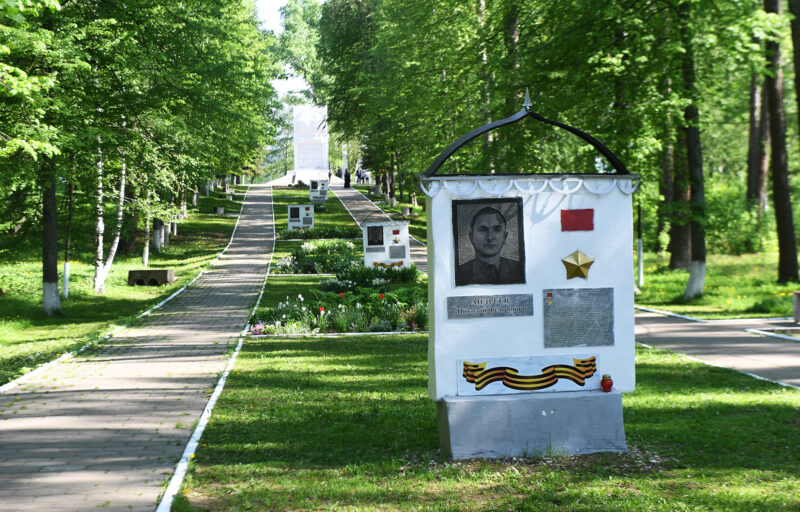 Рабочий визит губернатора Тверской области в Калязинский район начался с возложения цветов к Обелиску воинам, погибшим в годы войны