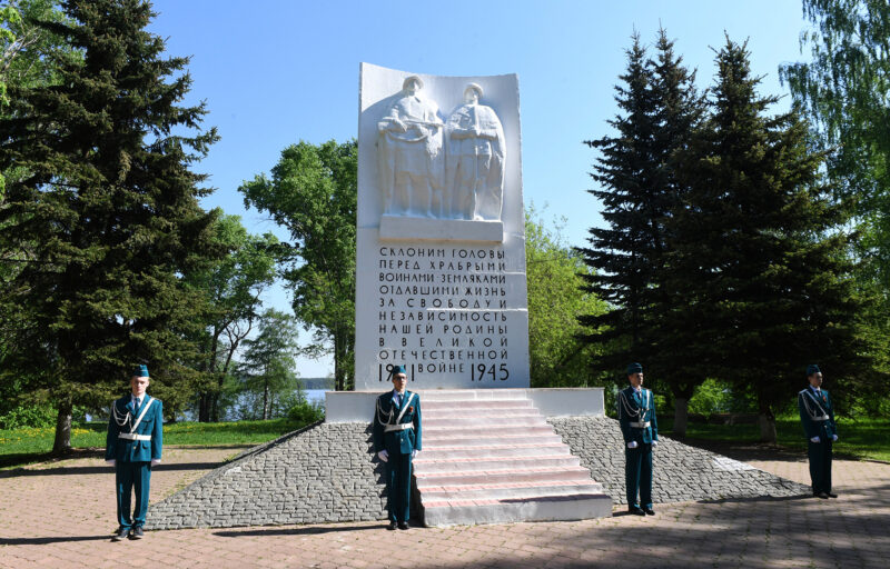 Рабочий визит губернатора Тверской области в Калязинский район начался с возложения цветов к Обелиску воинам, погибшим в годы войны