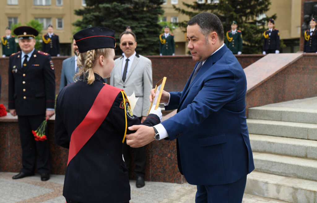 Губернатор поздравил с окончанием школы выпускников кадетской роты