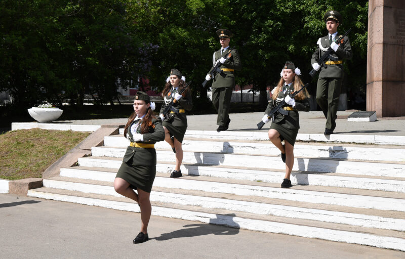 Губернатор Игорь Руденя возложил цветы к Обелиску Победы в Кимрах