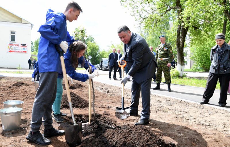 Игорь Руденя совместно со школьниками, волонтерами и юнармейцами заложил в Кимрах Сад памяти Игорь Руденя совместно со школьниками, волонтерами и юнармейцами заложил в Кимрах Сад памяти