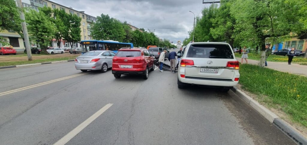 В Твери иномарка потеряла бампер от столкновения с эвакуатором В Твери иномарка потеряла бампер от столкновения с эвакуатором