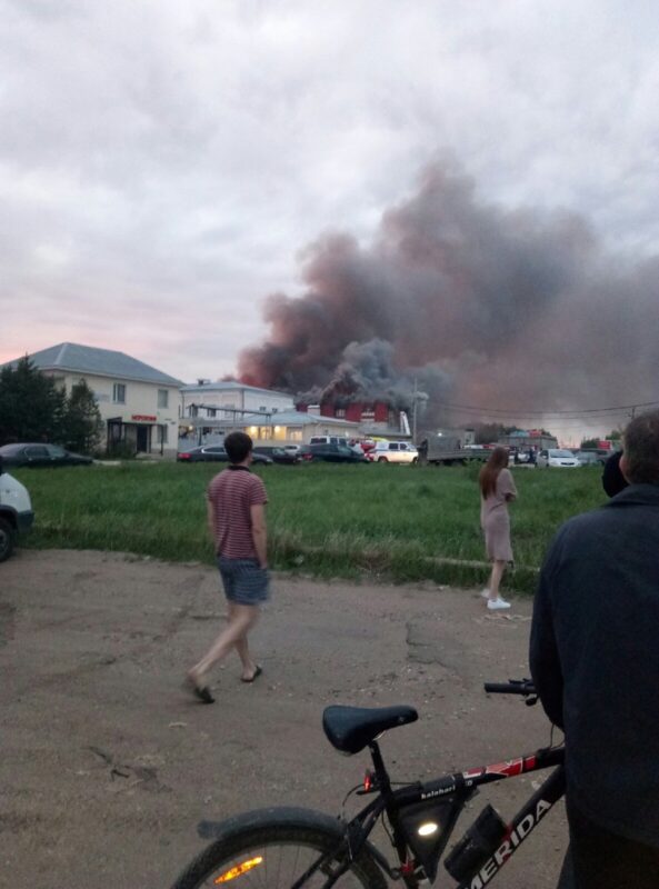 На улице Плеханова в Твери сгорел трехэтажный амбар На улице Плеханова В Твери сгорел трехэтажный амбар