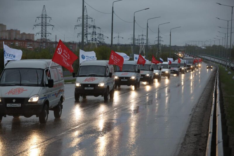 Игорь Маковский и руководство «Россети Центр» и «Россети Центр и Приволжье» возложили цветы к первому в стране Мемориалу героям-энергетикам в Туле