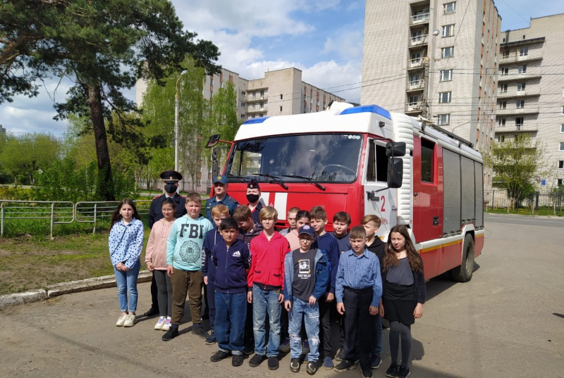 В Твери для подростков организовали посещение аварийно-спасательной службы В Твери для подростков организовали посещение аварийно-спасательной службы